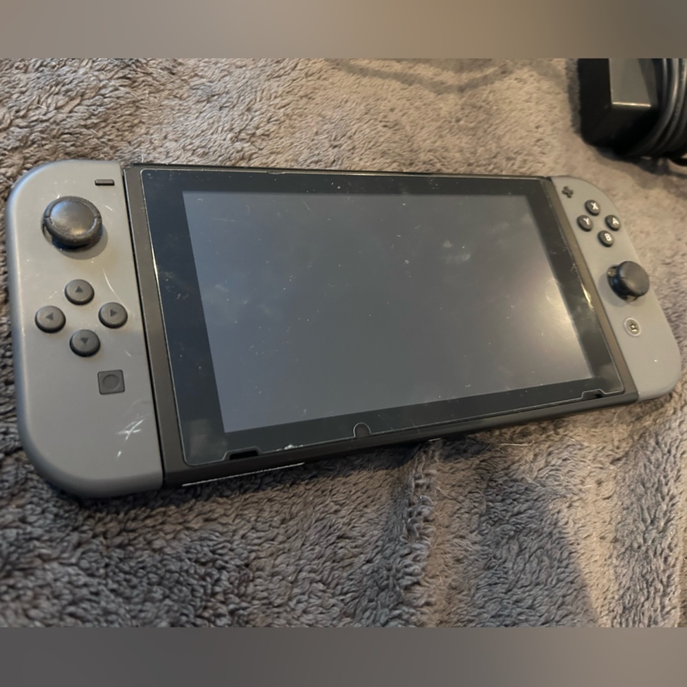 Nintendo Switch - Picture 2 of 2